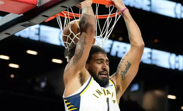 印第安納溜馬前鋒奧比托平（1號）在2026年4月9日周四於紐約舉行的NBA籃球賽上半場，對陣布魯克林籃網時入樽。(美聯社圖片/Yuki Iwamura) AP圖片