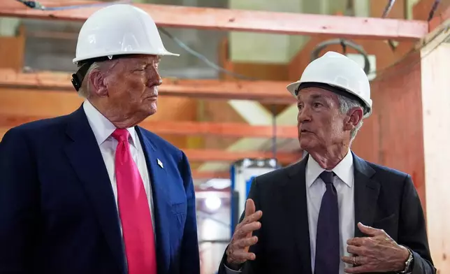 (美聯社圖片/Julia Demaree Nikhinson) 檔案圖片：2025年7月24日，總統特朗普在華盛頓訪問聯儲局期間，聆聽聯儲局主席鮑威爾發言。 AP圖片