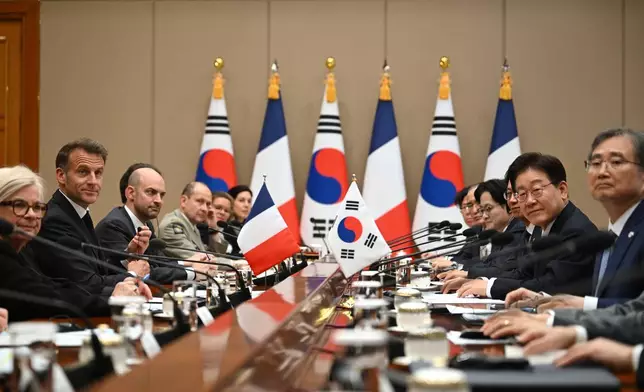 2026年4月3日周五，法國總統馬克龍（左二）與南韓總統李在明（右二）在南韓首爾青瓦台舉行會談。（美聯社圖片/Jung Yeon-je/Pool Photo） AP圖片