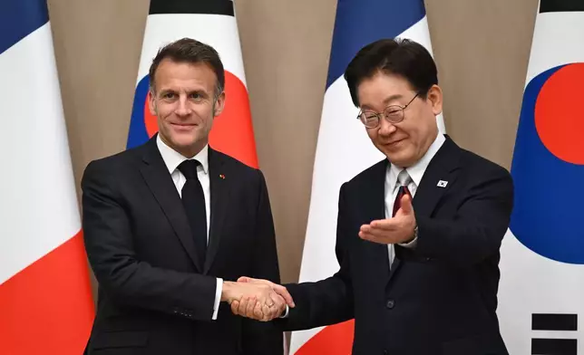 2026年4月3日周五，法國總統馬克龍與南韓總統李在明在南韓首爾青瓦台舉行會談期間握手。（美聯社圖片/Jung Yeon-je/Pool Photo） AP圖片
