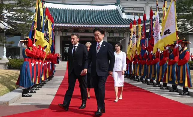 2026年4月3日周五，法國總統馬克龍（前左）、其夫人布麗吉特·馬克龍（後中），與南韓總統李在明（前右）及其夫人金惠景（右），在首爾青瓦台出席歡迎儀式。（美聯社圖片/Jung Yeon-je /Pool Photo） AP圖片