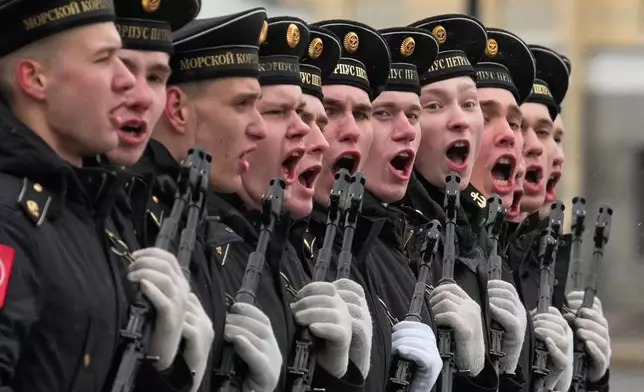 2026年4月28日周二，海軍學員在俄羅斯聖彼得堡宮殿廣場參加勝利日閱兵綵排。（美聯社圖片/Dmitri Lovetsky） AP圖片
