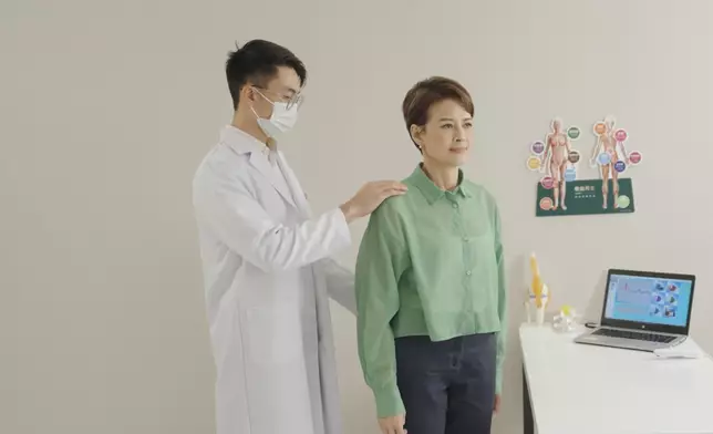 圖片4.黎燕珊接受機能再生的專業醫生檢測及治療消除痛症. 。