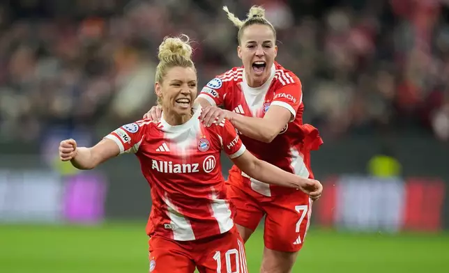 2026年4月1日周三，在德國慕尼黑舉行的女子歐聯（Women's Champions League）半準決賽次回合足球賽中，拜仁慕尼黑（Bayern Munich）的蓮達達爾曼（Linda Dallmann）（左）射入己隊第二球後，與隊友茱莉亞格溫（Giulia Gwinn）慶祝。(美聯社圖片/Matthias Schrader) AP圖片