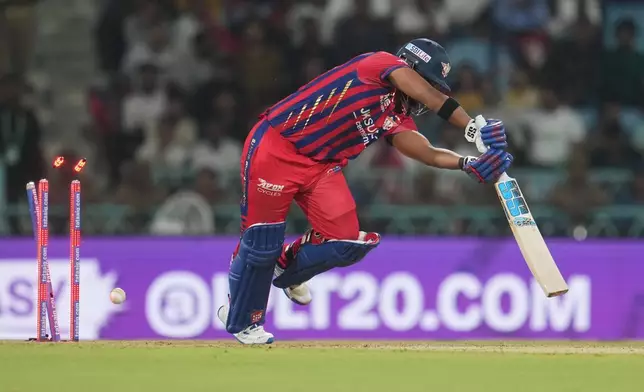 2026年4月1日周三，在印度勒克瑙舉行的印度超級板球聯賽（Indian Premier League）賽事中，勒克瑙超級巨人隊（Lucknow Super Giants）的尼古拉斯普蘭（Nicholas Pooran）被德里首都隊（Delhi Capitals）的隆吉恩吉迪（Lungi Ngidi）擊倒出局。(美聯社圖片/Manish Swarup) AP圖片