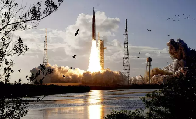 美國太空總署（NASA）「阿提米絲2號」登月火箭，從佛羅里達州卡納維拉爾角甘迺迪太空中心39B號發射台升空。攝於周三（2026年4月1日）。(美聯社圖片/Chris O'Meara) AP圖片