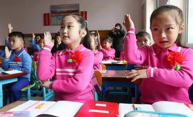 2026年4月1日周三，北韓平壤金星珠小學舉行開學典禮，新入學的學生上第一課。(美聯社圖片/Jon Chol Jin) AP圖片