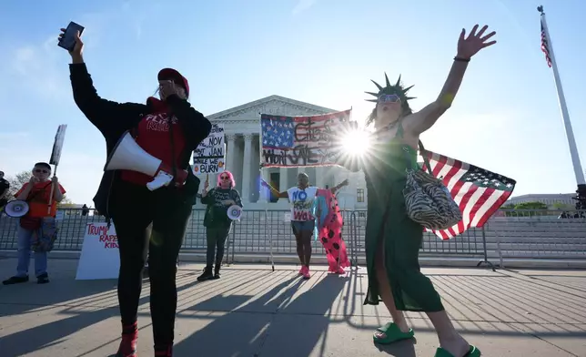 2026年4月1日周三，在華盛頓國會山莊，支持及反對總統特朗普的示威者在美國最高法院外集會，此前大法官將聽取口頭辯論，討論總統特朗普能否拒絕向非法或暫時在美國境內的父母所生子女賦予公民身份。(美聯社圖片/J. Scott Applewhite) AP圖片
