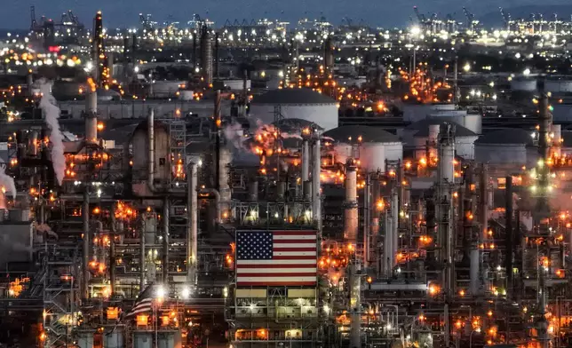 從空中俯瞰加州卡森的馬拉松石油煉油廠。攝於周三（2026年4月1日）。(美聯社圖片/Jae C. Hong) AP圖片