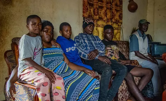 卡羅比與家人於2026年4月13日周一，在喀麥隆班門達的客廳合照。(美聯社圖片/Welba Yamo Pascal) AP圖片