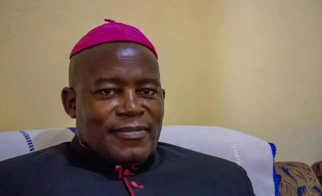 羅馬天主教總教區輔理主教約翰貝里紐塔塔，於2026年4月12日周日，在喀麥隆班門達拍攝肖像照。(美聯社圖片/Welba Yamo Pascal) AP圖片