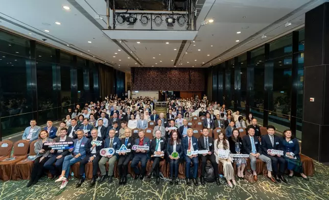 論壇主禮嘉賓、講者與現場嘉賓進行大合照