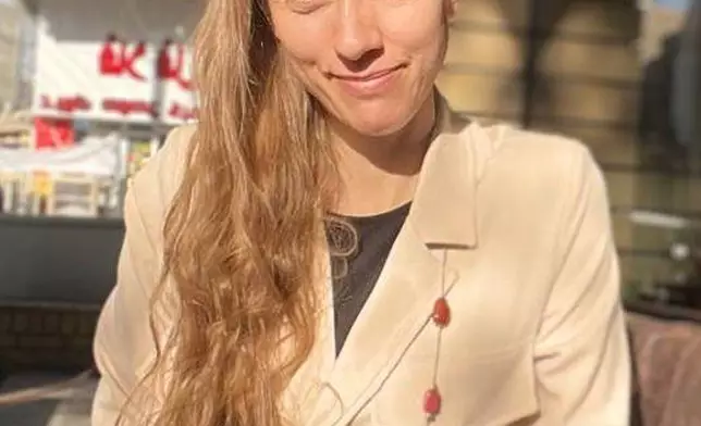 美國記者潔特遜於2025年3月25日在伊拉克巴格達一間咖啡館內拍攝手機照片。(美聯社圖片) AP圖片