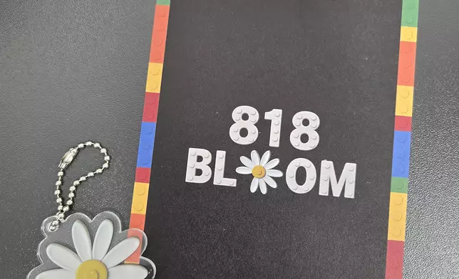 凡購買「818 BLOOM」小雛菊積木禮盒一盒 即可獲贈彩色邊框「818 BLOOM」限定明信片及小花飾物一個