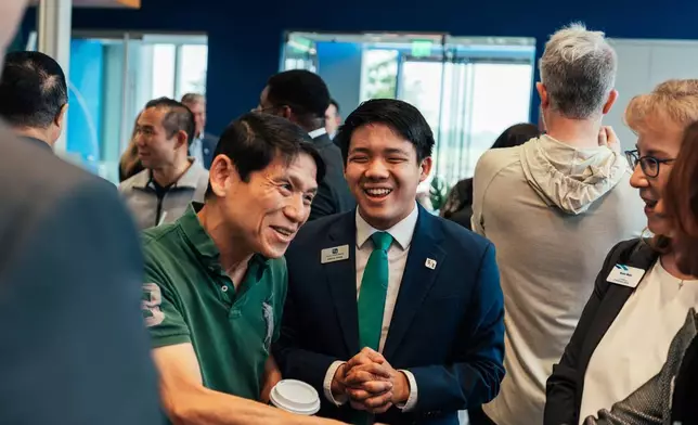 豐盛銀行理財中心經理王加百列（Gabriel Wang）與人群一同慶祝豐盛銀行首間德州分行開幕。 AP圖片