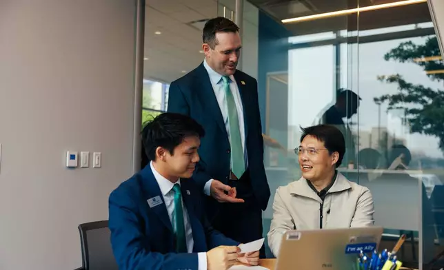 豐盛銀行德州北部地區總裁布萊恩·恩茲勒（Brian Enzler）和豐盛銀行理財中心經理王加百列（Gabriel Wang）協助甜屋烘焙咖啡店（Sweet Hut Bakery &amp; Cafe）店主張廣（Kuang Zhang）開設豐盛銀行在德州的第一個賬戶。 AP圖片