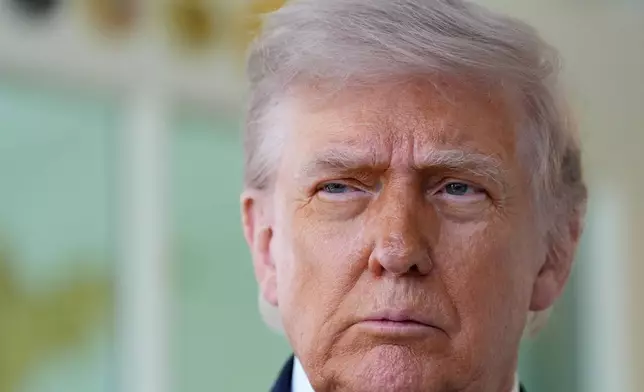 總統特朗普於2026年4月13日周一在華盛頓白宮橢圓形辦公室外發表講話。(美聯社圖片/Alex Brandon) AP圖片