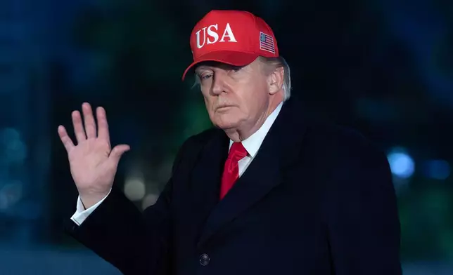 總統特朗普在抵達白宮時，於南草坪向記者揮手。攝於2026年4月12日（周日），華盛頓。(美聯社圖片/Jose Luis Magana) AP圖片