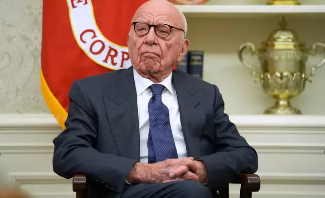 (美聯社圖片/Evan Vucci) 資料圖片：梅鐸（Rupert Murdoch）坐在白宮橢圓形辦公室內，總統特朗普（Donald Trump）於2025年2月3日在華盛頓簽署行政命令。 AP圖片