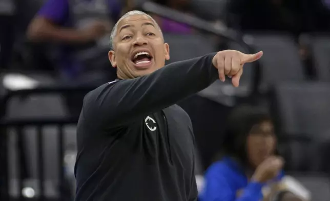 洛杉磯快艇（Los Angeles Clippers）主教練路爾（Tyronn Lue）在2026年4月5日（周日）於加州薩克拉門托舉行的一場NBA籃球賽下半場，在場邊向球員叫喊。 (美聯社圖片/Randall Benton) AP圖片