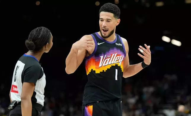 鳳凰城太陽（Phoenix Suns）後衛戴雲布加（Devin Booker）（1號）在2026年4月8日（周三）於鳳凰城舉行的一場NBA籃球賽下半場，與球證丹妮爾史葛（Danielle Scott）交談。 (美聯社圖片/Ross D. Franklin) AP圖片
