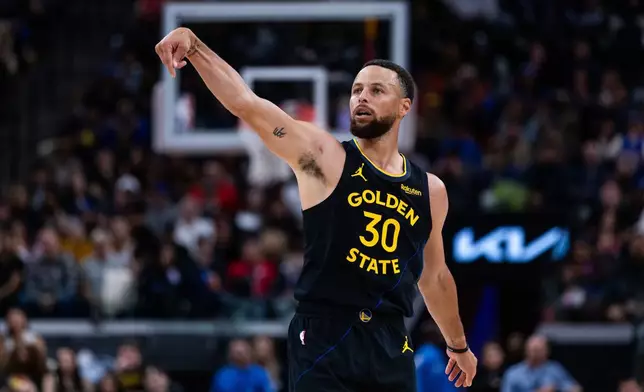 金州勇士（Golden State Warriors）後衛史提芬居里（Stephen Curry）（30號）在2026年4月12日（周日）於加州英格爾伍德舉行的一場NBA籃球賽下半場，對陣洛杉磯快艇時投籃。 (美聯社圖片/Ethan Swope) AP圖片