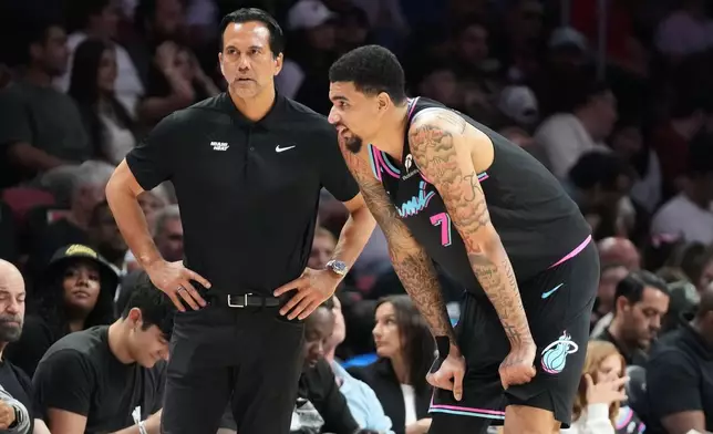 邁阿密熱火（Miami Heat）主教練史普斯杜拉（Erik Spoelstra）在2026年4月4日（周六）於邁阿密舉行的一場NBA籃球賽下半場，聆聽中鋒Kel'el Ware（7號）的說話。 (美聯社圖片/Marta Lavandier) AP圖片