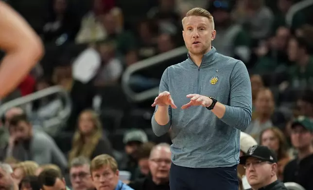 2026年4月5日周日，孟菲斯灰熊（Memphis Grizzlies）主教練圖馬斯伊薩洛（Tuomas Iisalo）在密爾沃基對陣密爾沃基公鹿（Milwaukee Bucks）的NBA籃球賽上半場作出手勢。(美聯社圖片/Aaron Gash) AP圖片