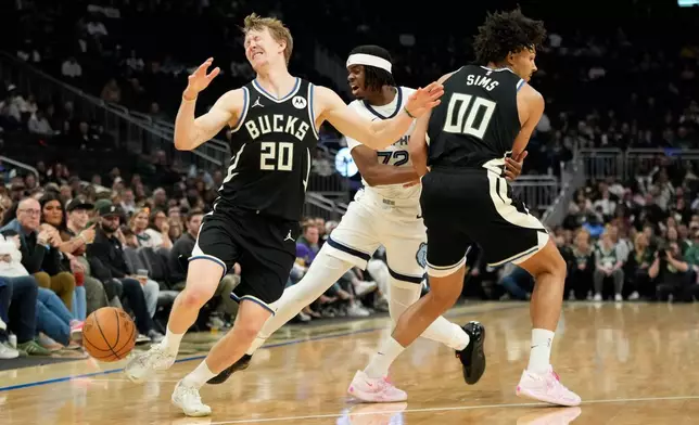 2026年4月5日周日，密爾沃基公鹿（Milwaukee Bucks）球員AJ格林（AJ Green）（20號）在密爾沃基對陣孟菲斯灰熊（Memphis Grizzlies）的NBA籃球賽上半場，在阿達馬巴爾（Adama Bal）防守下失去控球權。(美聯社圖片/Aaron Gash) AP圖片