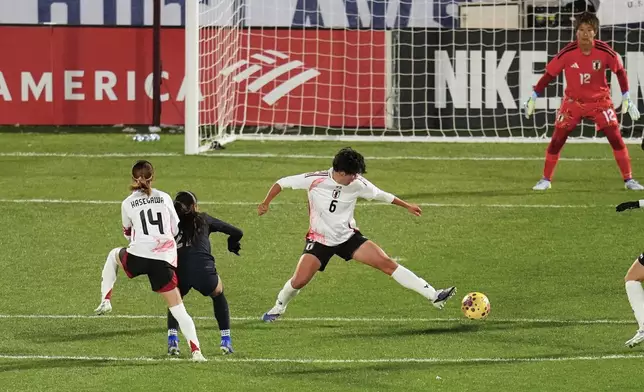 2026年4月17日周五，美國科羅拉多州商務城，日本隊後衛古賀塔子（Toko Koga）（6號）在國際友誼賽上半場嘗試阻擋美國隊後衛吉賽爾湯普森（Gisele Thompson）的射門。(美聯社圖片/Jack Dempsey) AP圖片