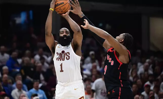 2026年4月29日周三，克里夫蘭騎士隊後衛占士夏登（James Harden）在NBA季後賽首圈系列賽第五場下半場，在多倫多速龍隊前鋒巴域特（RJ Barrett）面前射入三分球。(美聯社圖片/David Dermer) AP圖片