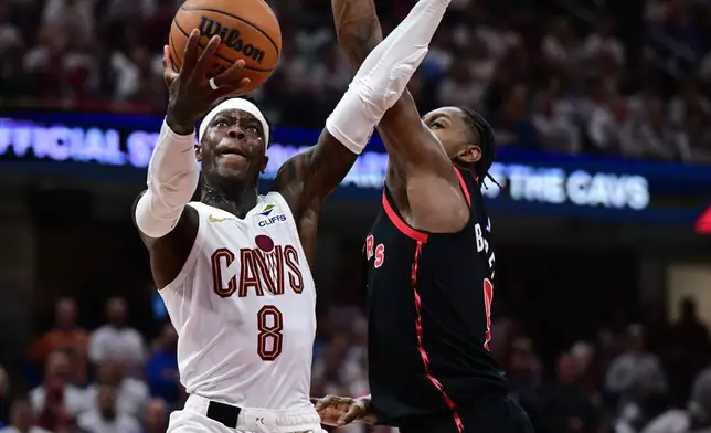 2026年4月29日周三，克里夫蘭騎士隊後衛舒路達（Dennis Schroder）在NBA季後賽首圈系列賽第五場下半場，對陣多倫多速龍隊前鋒巴域特（RJ Barrett）。(美聯社圖片/David Dermer) AP圖片