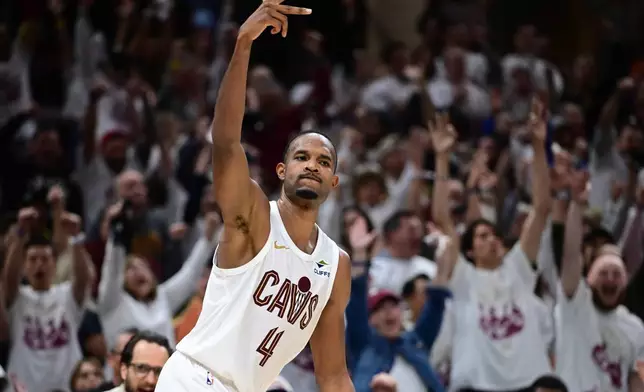 2026年4月29日周三，克里夫蘭騎士隊中鋒莫布利（Evan Mobley）在NBA季後賽首圈系列賽第五場下半場，射入三分球後作出反應。(美聯社圖片/David Dermer) AP圖片