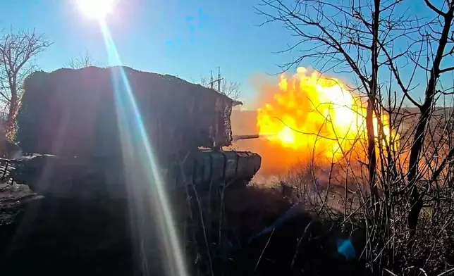 俄羅斯國防部新聞處周六（2026年4月4日）提供的影片截圖顯示，一輛俄羅斯T-72B3M坦克向烏克蘭陣地開火。（美聯社圖片/Russian Defense Ministry Press Service） AP圖片