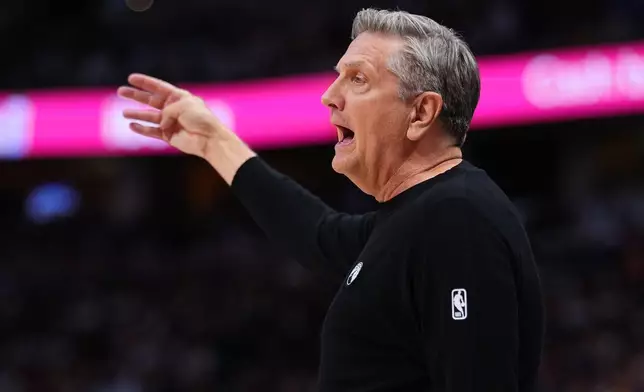 明尼蘇達木狼（Minnesota Timberwolves）主教練基斯芬治（Chris Finch）在2026年4月20日周一於丹佛舉行的NBA季後賽首圈第二戰對陣丹佛金塊（Denver Nuggets）的上半場期間作出反應。(美聯社圖片/Jack Dempsey) AP圖片
