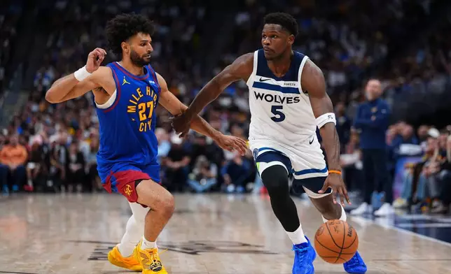 明尼蘇達木狼（Minnesota Timberwolves）後衛安東尼艾華士（Anthony Edwards）（5號）在2026年4月20日周一於丹佛舉行的NBA季後賽首圈第二戰對陣丹佛金塊（Denver Nuggets）的下半場期間，切入籃底挑戰金塊後衛祖馬梅利（Jamal Murray）（27號）。(美聯社圖片/Jack Dempsey) AP圖片