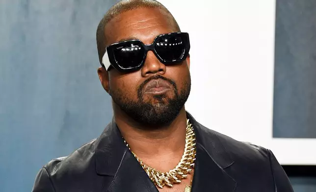 檔案圖片：2020年2月9日，饒舌歌手Ye（前稱Kanye West）抵達加州比華利山舉行的《浮華世界》奧斯卡派對。(美聯社圖片/Evan Agostini/Invision) AP圖片