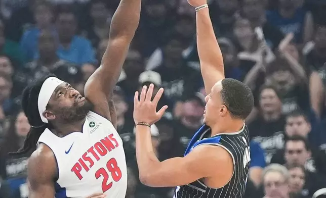 底特律活塞（Detroit Pistons）前鋒以賽亞史超活（Isaiah Stewart）（28號）在NBA季後賽首圈第三場上半場封阻奧蘭多魔術（Orlando Magic）後衛迪斯蒙班恩（Desmond Bane）的投籃，攝於2026年4月25日（周六）佛羅里達州奧蘭多。（美聯社圖片/John Raoux） AP圖片