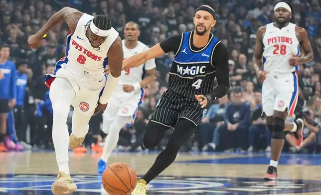 底特律活塞（Detroit Pistons）後衛卡里斯利華特（Caris LeVert）（8號）與奧蘭多魔術（Orlando Magic）後衛謝倫薩格斯（Jalen Suggs）（4號）在NBA季後賽首圈第三場上半場爭奪籃球，攝於2026年4月25日（周六）佛羅里達州奧蘭多。（美聯社圖片/John Raoux） AP圖片