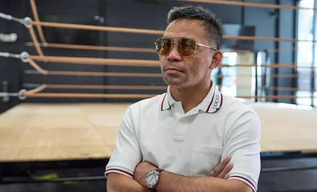 拳手曼尼·帕奎奧於2026年4月6日周一，在好萊塢參觀其新收購的「帕奎奧巔峰拳擊」拳館時，停下來拍照。該設施曾由其對手佛洛伊德·梅韋特擁有。(美聯社圖片/Damian Dovarganes) AP圖片