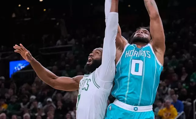 夏洛特黃蜂前鋒米爾斯布里奇斯（Miles Bridges）（0號）在周二（2026年4月7日）波士頓舉行的一場NBA籃球賽上半場，從波士頓塞爾特人後衛謝倫布朗（Jaylen Brown）（7號）手中搶得一個籃板。(美聯社圖片/Charles Krupa) AP圖片