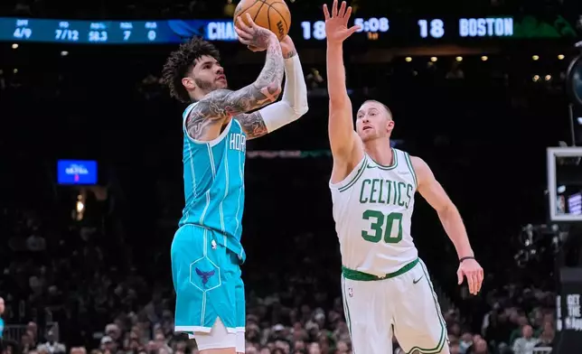 夏洛特黃蜂後衛拉美路波爾（LaMelo Ball）（1號）在周二（2026年4月7日）波士頓舉行的一場NBA籃球賽上半場，在波士頓塞爾特人前鋒森侯沙（Sam Hauser）（30號）防守下投射三分球。(美聯社圖片/Charles Krupa) AP圖片