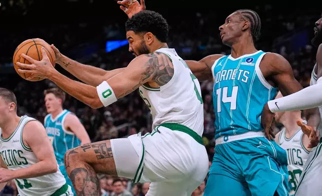波士頓塞爾特人前鋒謝臣泰譚（Jayson Tatum）（左）在周二（2026年4月7日）波士頓舉行的一場NBA籃球賽上半場，從夏洛特黃蜂前鋒穆沙迪亞巴特（Moussa Diabate）（14號）手中搶得一個籃板。(美聯社圖片/Charles Krupa) AP圖片
