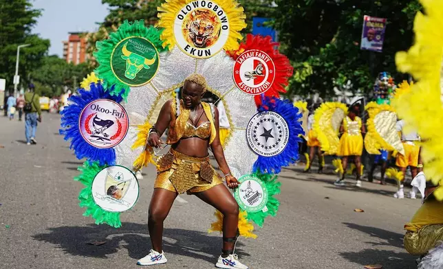 一名身穿服裝的女子在尼日利亞拉各斯（Lagos）的芬蒂嘉年華（Fanti Carnival）街頭表演，攝於2026年4月6日周一。(美聯社圖片/Sunday Alamba) AP圖片
