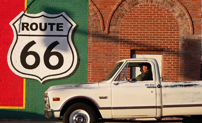 2025年11月17日（周一），一人在堪薩斯州加利納（Galena, Kan.）的一個交通燈前停車。（美聯社圖片/Jeff Roberson） AP圖片