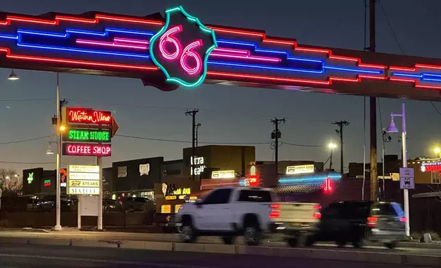2026年1月16日（周五），車輛駛過新墨西哥州阿爾伯克基（Albuquerque, New Mexico）西端一個霓虹燈66號公路（Route 66）路牌下方。（美聯社圖片/Susan Montoya Bryan） AP圖片