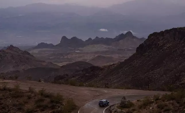 2025年11月21日（周五），一輛汽車行駛在亞利桑那州奧特曼（Oatman, Ariz.）附近，歷史悠久的66號公路（Route 66）奧特曼公路（Oatman Highway）上。（美聯社圖片/Jae C. Hong） AP圖片