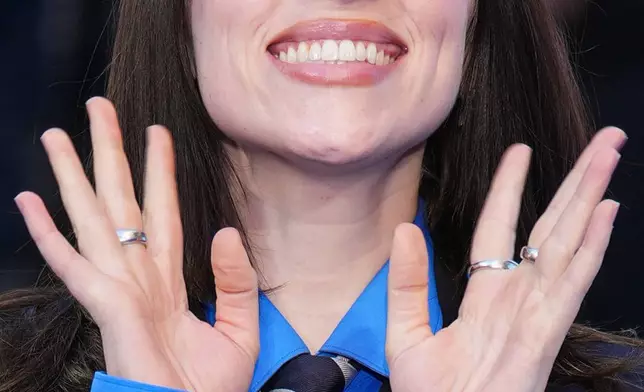 2026年4月28日，比莉艾莉殊（Billie Eilish）抵達倫敦（London）出席其電影《Hit me Hard and Soft: The Tour》放映會時，擺姿勢讓攝影師拍照。(Scott A Garfitt/Invision/美聯社圖片) AP圖片