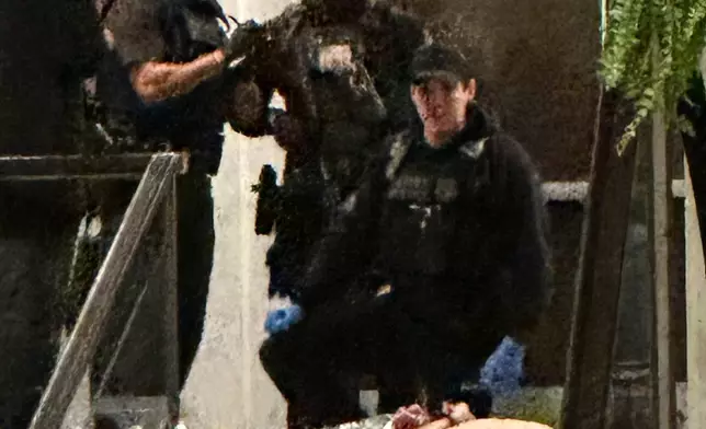 2026年4月25日，在華盛頓（Washington）舉行的白宮記者協會晚宴（White House Correspondents Dinner）期間，執法人員控制槍擊案疑犯高爾托馬斯艾倫（Cole Tomas Allen）。(美聯社圖片/Alex Brandon) AP圖片