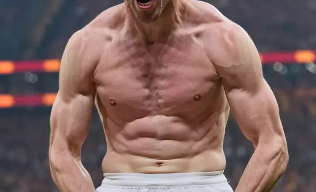 2026年4月26日，土耳其伊斯坦堡（Istanbul, Turkey）一場土耳其超級聯賽（Turkish Super Lig）足球賽中，加拉塔沙雷（Galatasaray）球員巴里斯耶馬斯（Baris Yilmaz）在對陣費倫巴治（Fenerbahce）時射入球隊第二球後慶祝。(美聯社圖片/Khalil Hamra) AP圖片